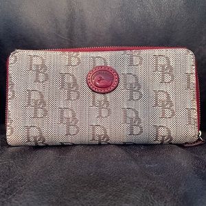 Dooney & Bourke Large zip wallet